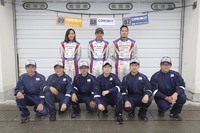 第4大会のオートポリス・ラウンドでCG ROBOT RACING TEAMに心強い助っ人として加わってくださったスバル・ディーラーメカニックの皆さんとCG ROBOT RACING TEAMの3人のドライバーたち。前列左から、永山 博メカ（南九州スバル 花ヶ島店）、清松隆浩メカ（大分スバル自動車 大分店）、坂口裕哉メカ（熊本スバル自動車 東店）、寺尾祐哉メカ（兵庫スバル自動車 太子店）、佐々木健太メカ（広島スバル 中広店）、中山忠彦メカ（福岡スバル 西港店）。後列左から、池島実紅選手、井口卓人選手、久保凜太郎選手。