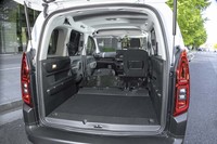 リアシートだけでなく助手席の背もたれも前方に倒すことができる。この状態の荷室容量は2126リッター。