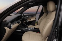 「アルファ・ロメオ・ステルヴィオ」に上質感を高めた限定車の画像