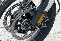 ブレーキは、前がφ310mmのダブルディスクと2ピストンキャリパーの、後ろがφ265mmのディスクと2ピストンキャリパーの組み合わせだ。