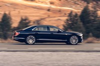 5.3m超の堂々たる体格を誇る「フライングスパー」。21インチまたは22インチサイズのアルミホイールが組み合わされる。