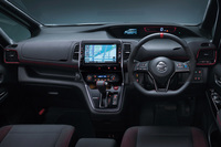 エクステリア同様、インテリアにも赤のアクセントがあしらわれている。