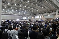 人、人、人……トークショー会場を埋めた聴衆。