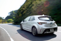 「トヨタ・カローラ スポーツ」のリアビュー。