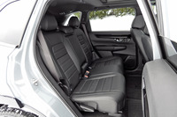 後席は足元スペースの広さを16mm拡大するとともに、調整幅190mmのスライド機構を設けたり、リクライニング機構の稼働幅を10.5°拡大したりと、機能性を大幅に強化。4WD車では左右席にヒーターが装備される。