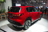 新型「マツダCX-5」の販売は、2025年末に欧州からスタート。他の国や地域は2026年に入ってから販売が開始される予定だ。