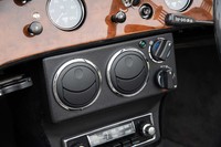 クーラーは日本独自仕様の装備。その下にあるクラシカルな形状のラジオは、実はスマートフォンなどとのBluetooth接続機能を備えた最新ユニットだ。