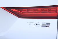 「V60」のPHEVは「モメンタム」グレードの追加とともに仕様変更を受けており、電力消費率こそ4.31km/kWhから4.13km/kWhに若干ダウンしたものの、バッテリーの蓄電量は30Ahから34Ahに、EV走行距離は45.1kmから48.2kmに、ハイブリッド燃料消費率は12.3km/リッターから13.7km/リッターに向上している。ただ、今回の試乗会に用意されていた車両は、仕様変更前の30Ahの個体だった。