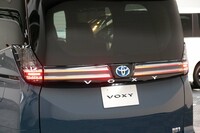 水平なラインを描く「ヴォクシー」のリアランプ。夜間でも存在感をアピールする。