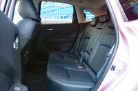 後席はコンパクトカーとは思えぬ広さ。背もたれには6：4の分割可倒機構やリクライニング調整機構が備わっている。