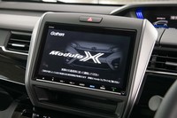 オプションのカーナビゲーションシステムは9インチの大画面。専用のスタート画面が設定されている。