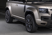 車体の迫力を否応なく増しているのが大きなオーバーフェンダーだ。車幅は2065mmにも達する。