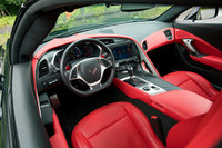 明確に左右非対称なつくりのダッシュボードが特徴的なインテリア。外装色が黒の場合、内装色は赤と黒のツートンとなる。