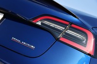 「テスラ・モデル3」には、8年間・走行距離無制限のバッテリー保証とドライブユニット保証が付帯する。