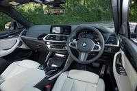 インストゥルメントパネルのデザインは、姉妹車である「X3」と基本的に同一。試乗車はピアノブラックの「BMWインディビジュアル インテリアトリム」をオプション装着していた。