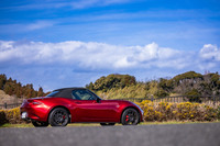 今回試乗した「ロードスターRS」のボディーカラーは「ソウルレッドクリスタルメタリック」と呼ばれる6万6000円の有償色。同グレードにはブラックのソフトトップが組み合わされる。