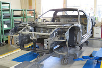 プラン次第では、ご覧の通り“どんがら”の状態までクルマを分解してから、修復、塗装、組み立てを行っていく。