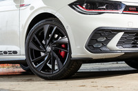 カタログモデルの「GTI」ではオプションの18インチホイール＆タイヤを装備。「Adelaide」と名づけられたホイールは専用デザインだ。