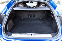 荷室容量はフェラーリ史上最大の473リッター。トノカバーおよび荷室と後席を仕切るボードは脱着可能で、後席をたたむとより広い積載スペースが得られる。