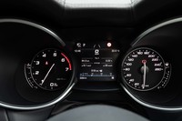 今となってはクラシカルな趣が感じられる2眼式メーター。センターはインフォメーションディスプレイになっている。