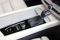 センターコンソールのデザインは極めてシンプル。写真のグレーの部分はカップホルダーや小物入れのふたで、ドリフトウッドと名付けられた天然木が用いられている。