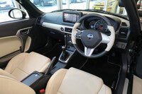 各所にアイボリーの配色がなされたインテリア。インパネガーニッシュやドアシルには、同車専用のバッジやシリアルナンバープレートが装着される。