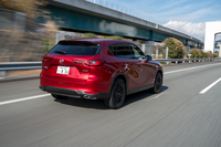 オプションのパノラマサンルーフ装備のこの試乗車のWLTCモード燃費は18.3km/リッター。マルチシリンダーの大排気量モデルとしては極めて優秀だ。燃料タンクの容量は58リッター。