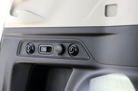 荷室の両サイドには、リアシートの背もたれを倒すボタンやDC12Vの電源ソケットなどが用意される。