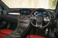 最新のメルセデス車では、2枚の巨大スクリーンによってインターフェイスを構成するのが主流だが、「GLC」シリーズでは、バイザー付きのメーターパネルとインフォテインメントシステム用のディスプレイが独立して装備される。