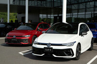 クラブハウス前で出走を待つ、「ゴルフR」（写真向かって右手前）と「ゴルフGTI」（同左）。