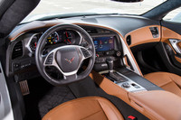 「グランスポーツ」のインテリアは、ピラーやヘッドライナーなどがスエード調の皮革で覆われるほか、各所にカーボンの装飾パネルが採用される。