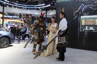 会場内では、なぜかコスプレ系の人が目立っていた。写真はBYDブースにいた西遊記のコスチュームを着た人たちで、ゲームとのタイアップらしい。