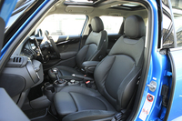 シートはオプションも含めて6種類の中から選択可能。テスト車には表皮にパンチングが施された、ブラックのレザーシートが装備されていた。