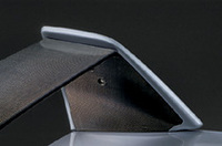 
	「4ドア量産セダン初」（プレスリリース）、カーボン繊維強化プラスチック製のリアスポイラー
	 