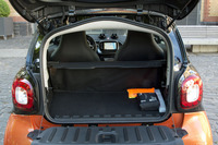 「フォーツー」のラゲッジルームの容量は260～350リッター（VDA方式）。従来通り、ハッチゲートの上部は上ヒンジで、下部は下ヒンジで開く。
    