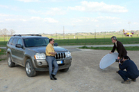 撮影では、大御所ジャーナリストだって手を貸して助け合います。