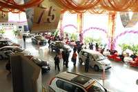 とある日産ディーラーの店内。