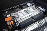 バッテリーは荷室の床下に搭載されている。