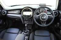 インストゥルメントパネルまわりのデザインは、基本的に3ドアと共通。テスト車にはクロムの加飾パーツからなるオプションの「クロムライン・インテリア」が採用されていた。