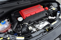 エンジンについては、最高出力が160ps/5000rpmから180ps/5000rpmに、SPORTスイッチ使用時の最大トルクが23.5kgm/3000rpmから25.5kgm/3000rpmに高められた。