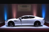 アストンマーティンが「世界で最も美しい4ドア・スポーツカー」とアピールする「ラピードS」。
    