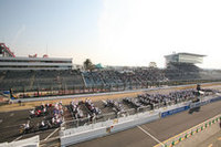 鈴鹿8時間耐久ロードレースの30回大会を記念し、コース上には「バイク文字」が。