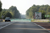 この先を真っすぐ行くとミュルザンヌ村、右に折れればアルナージ村方面。（コース図内④）