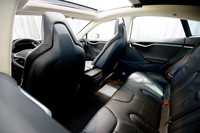 光が差していて分かりにくいが、フロアは完全なフラットで、リアシートには大人3人が無理なく座ることができる。