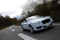 ダークカラーのマトリックスラジエーターグリルや3分割されたロワーバンパーがV8モデルの特徴。