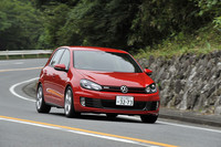 グリルやバンパー、フォグランプの形状が変更されたほか、ノーマルモデルからフロントが22mm、リアが15mmローダウンされたことでスポーティな佇まいとなった「ゴルフGTI」。新デザインのバイキセノンヘッドライトには走行速度に応じて「ハイスピード」「シティ」「ノーマル」の3つの配光パターンを自動調整する機構を新採用したとのことだが、日中の試乗だったので未確認。つねに最適な照射範囲を確保し、夜間の安全性向上を図るデバイスだという。