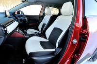 「CX-3 XDツーリング Lパッケージ」にはレザー（ピュアホワイト部分）とラックススエード（黒い部分）のコンビネーションシートが装着される。