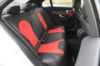 後席は3人掛け。40：20：40の分割可倒式となっている。
    