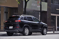 最新型の「ジープ・チェロキー」は、日本では2014年5月に発売された。今回のテスト車は、装備充実の高級グレード「リミテッド」。ほかに、エントリーグレードの「ロンジチュード」、オフロード走行に強みをみせる「トレイルホーク」がラインナップされる。
    