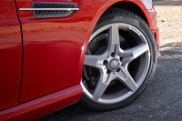 AMGスポーツパッケージ装着車のタイヤサイズは前225/40R18、後ろ245/35R18。標準車の場合は前225/45R17、後ろ245/40R17となる。